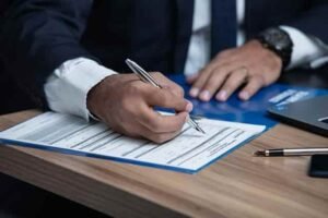 Homem preenchendo formulário de solicitação de isenção